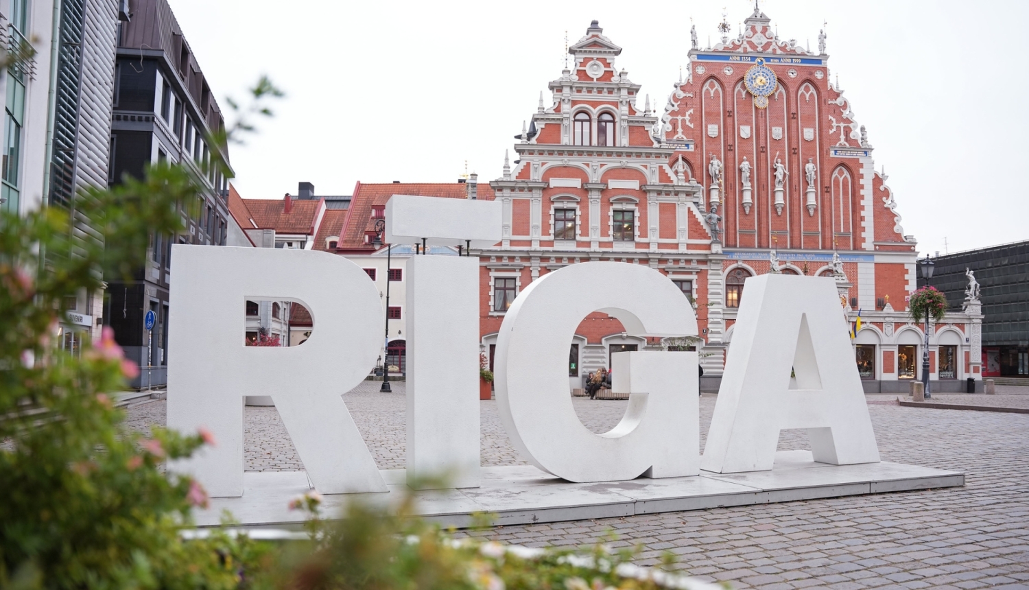 Rīgas burti uz Melngalvju nama forna