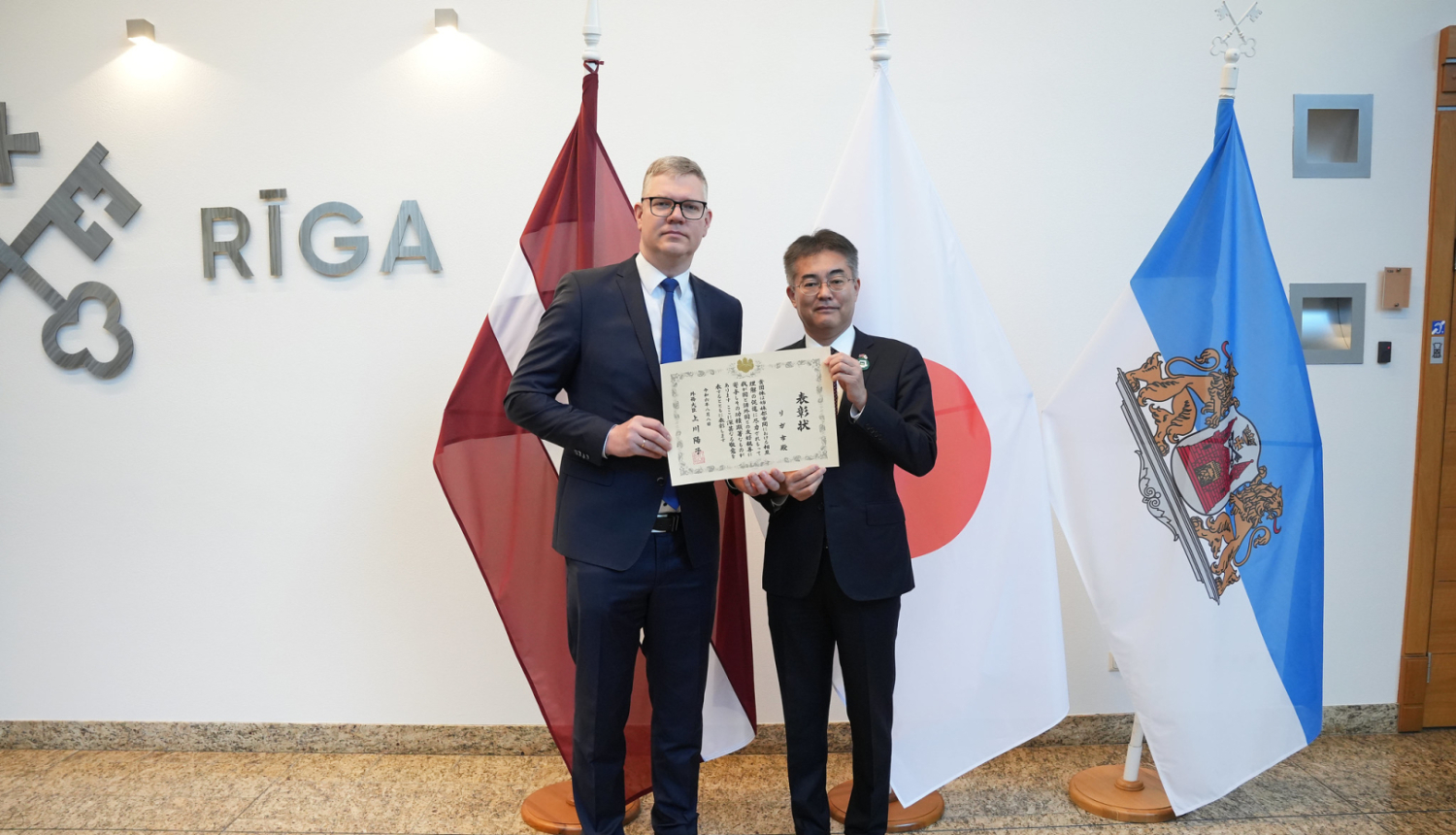 Rīgas domes priekšsēdētājs Vilnis Ķirsis un Japānas ārkārtējais un pilnvarotais vēstnieku Latvijā Jošidu Kensuki (Joshida Kensuke). 