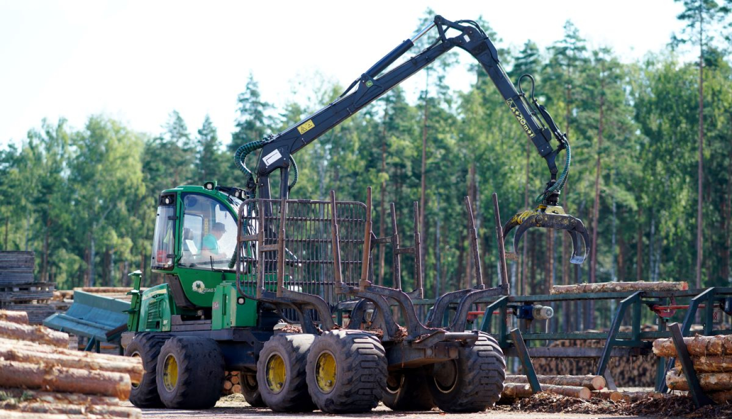 Traktors krāmē kokus