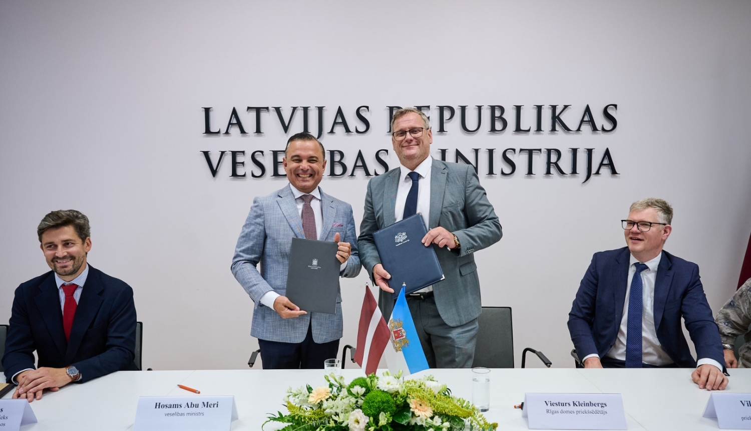 Rīgas domes priekšsēdētājs Viesturs Kleinbergs un veselības ministrs Hosams Abu Meri paraksta sadarbības līgumu 