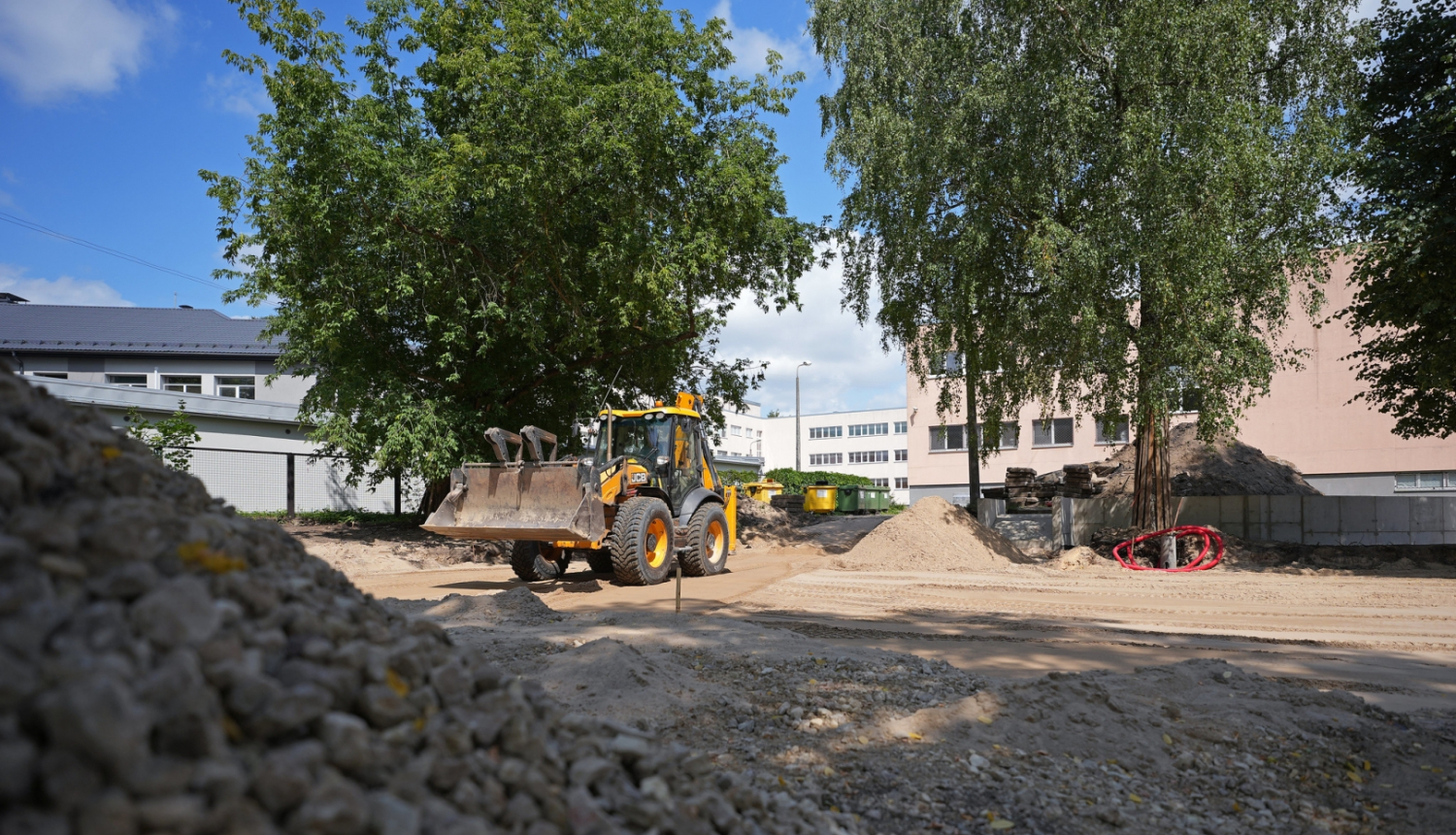 Traktortehnika līdzina zemi
