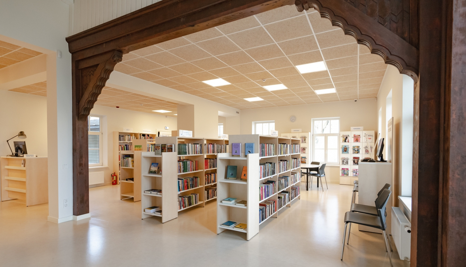 Torņkalna biblotēkas plaukti ar grāmatām
