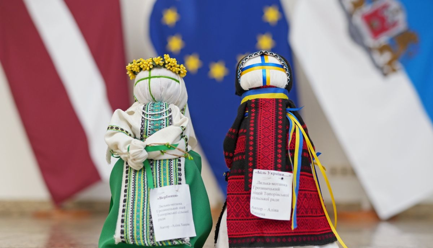Ukraiņu bērnu dāvinātās lelles