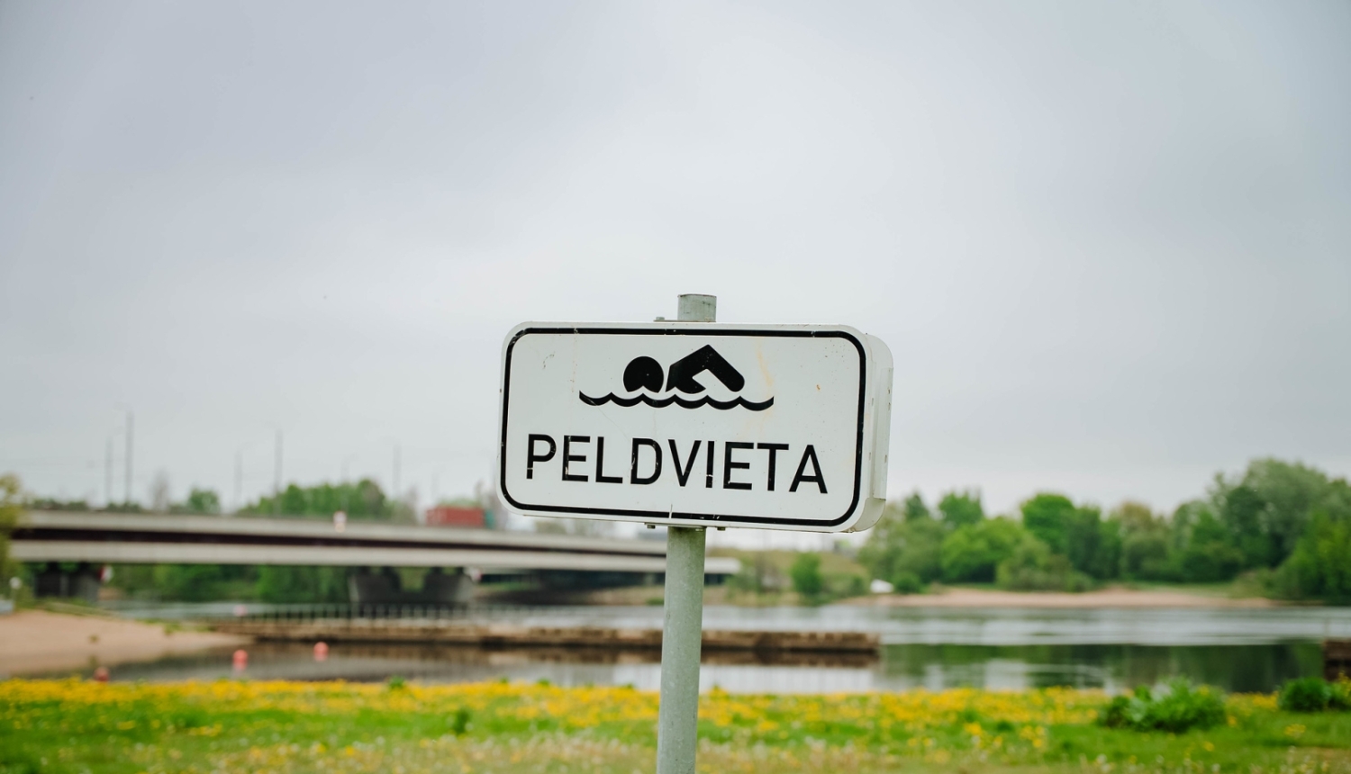 Uzraksts "Peldvieta"