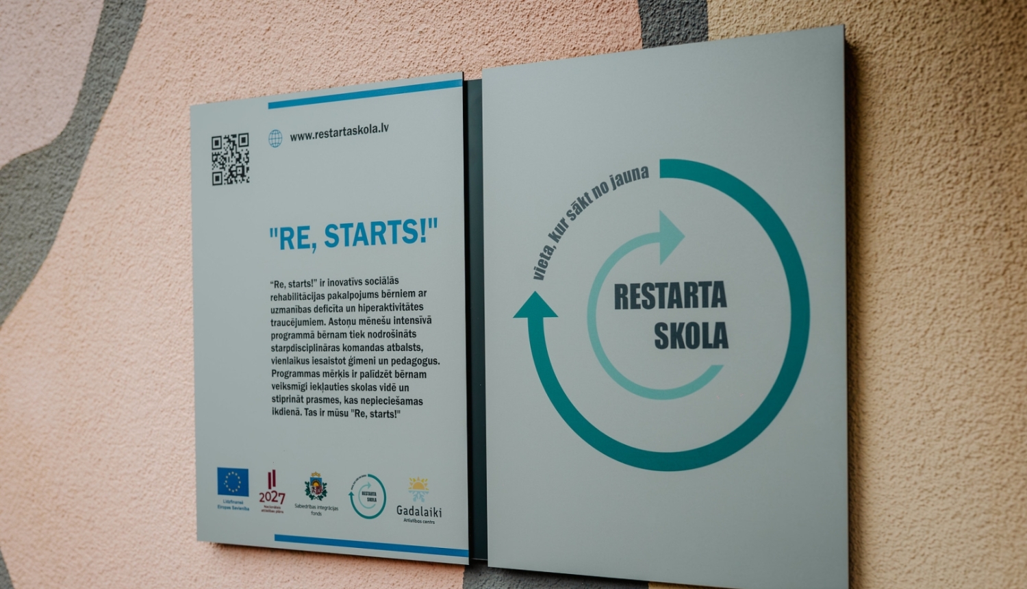 Uzraksts uz plāksnītes “Restarta skola” 
