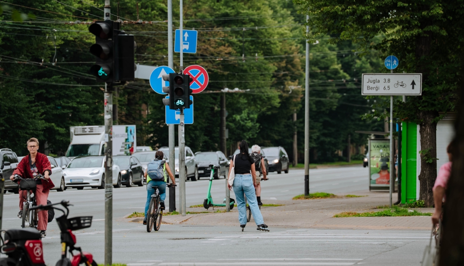 Ar velosipēdu šķērso ielu
