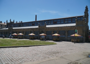 Rīgas domes Pilsētas attīstības komitejas deputāti, departamentu speciālisti un nevalstisko organizāciju pārstāvji 17.06.2021. apmeklēja vienu no potenciālajiem Rīgas radošajiem maršrutiem Matīsa tirgus - Tallinas ielas kvartāls - Lielie kapi