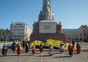 Cilvēki pie Brīvības pieminekļa