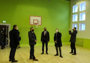 Rīgas domes pārstāvji apskata bērnudārza telpas