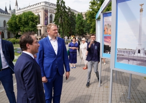 Rīgas domes priekšsēdētāja vietnieks Edvards Smiltēns un pilnvarotais Kazahstānas Republikas vēstnieks Latvijā Timurs Primbetovs Līvu laukumā atklāj fotoizstādi par Kazahstānas galvaspilsētu Nursultanu
