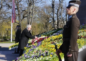 Valsts prezidents no liek ziedus pie Brīvības pieminekļa