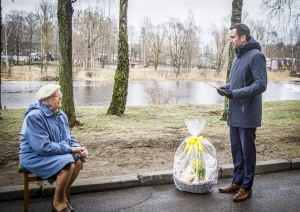 Rīgas domes priekšsēdētājs sveic skolotāju Valiju Rozīti 100 gadu jubilejā