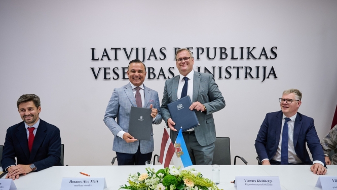 Rīgas domes priekšsēdētājs Viesturs Kleinbergs un veselības ministrs Hosams Abu Meri paraksta sadarbības līgumu 