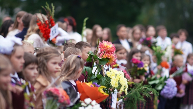Zinību dienas pasākums bērni ar ziediem