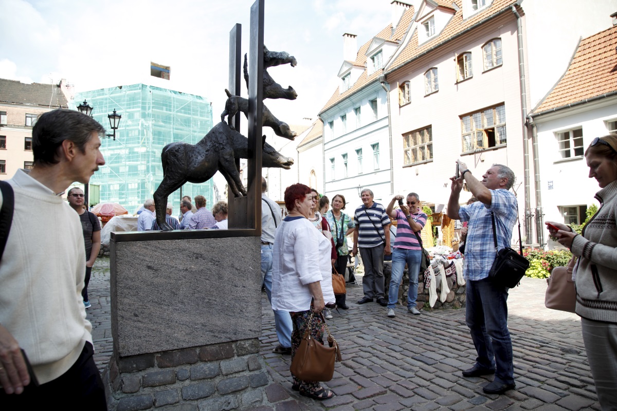 Pilsētas viesi fotografējās pie skulptūras Brēmenes muzikanti