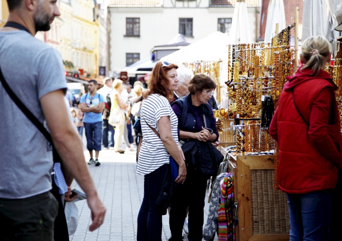 Riga guests shop in the market