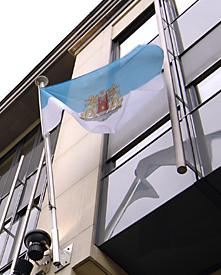 Rīgas karogs pie ēkas Briselē