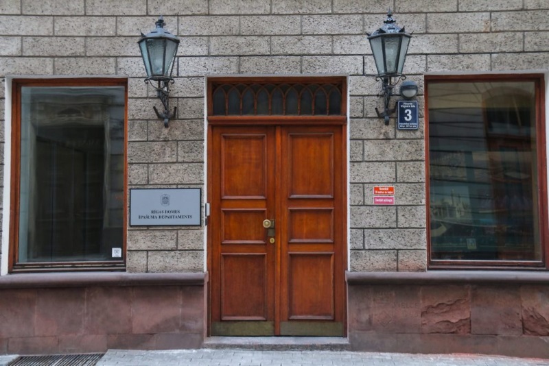 Rīgas domes īpašuma departamenta ieeja Riharda Vāgnera iela 3