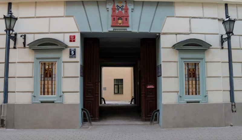 Rīgas domes īpašuma departamenta ieeja Riharda Vāgnera iela 5