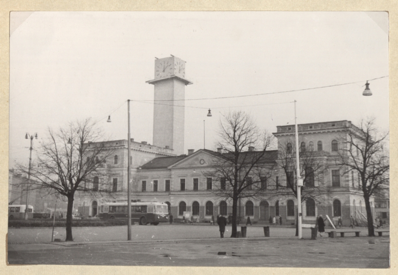 Priekšplānā vēsturiskā dzelzceļa stacija Rīga