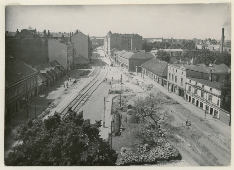 Priekšplānā vēsturiskā dzelzceļa stacija Rīga