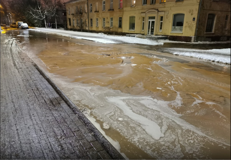 Ūdensvada avārija Zasulaukā ielā