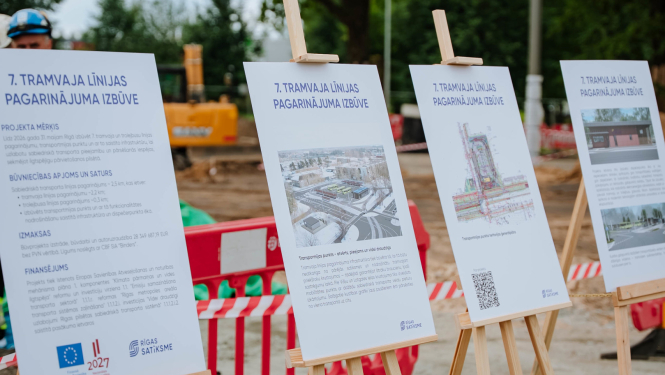 Planšetes ar tramvaja sliežu pārbūves plāna vizualizācijām