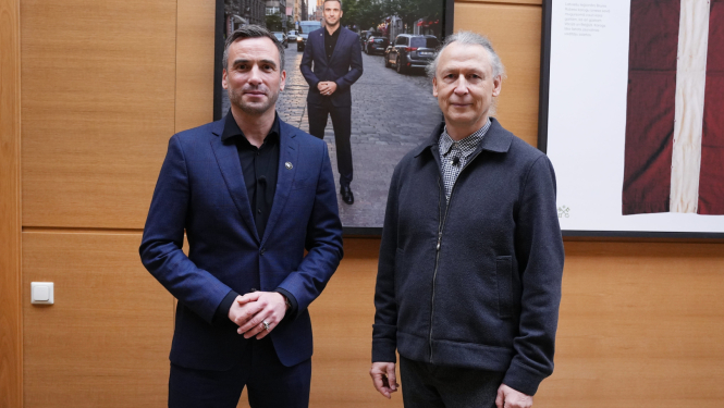 Mārtiņš Staķis un  fotogrāfs Jānis Deinats