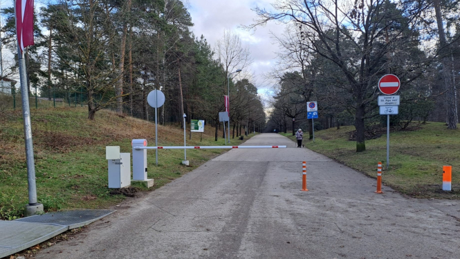 Barjera pirms iebraukšanas Mežaparka teritorijā