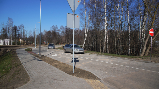 Iela, mašīnas brauc