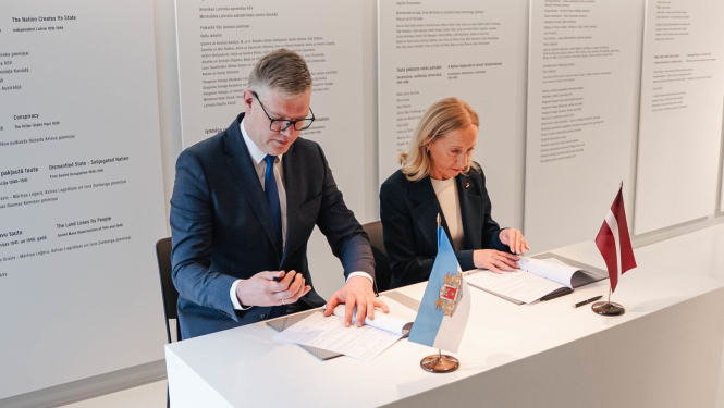 Rīgas domes priekšsēdētājs Vilnis Ķirsis un  Latvijas Okupācijas muzeja direktore  Solvita Vība