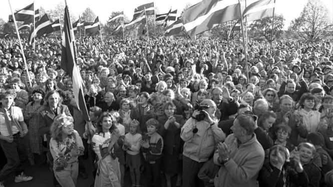 Tautas manifestācija Komjaunatnes krastmalā (tagad 11. novembra krastmala) pēc Latvijas PSR Augstākās Padomes deklarācijas Par Latvijas Republikas neatkarības atjaunošanu pieņemšanas Rīgā, 1990. gada 4. maijs, autors Boriss Koļesņikovs, Māris Bērsons_Latvijas Nacionālais arhīvs