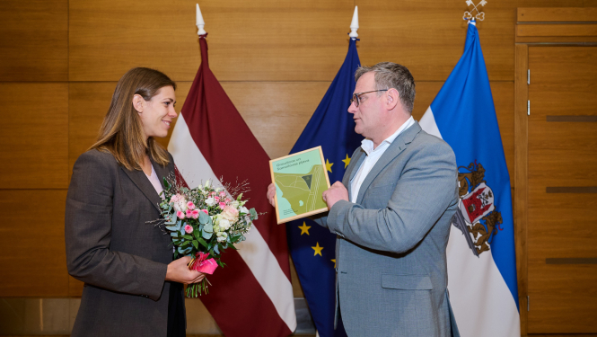 Pludmales volejboliste Tīna Graudiņa un Rīgas domes priekšsēdētājs Viesturs Kleinbergs
