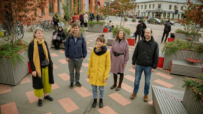 Cilvēki stāv Āgenskalna laukumā