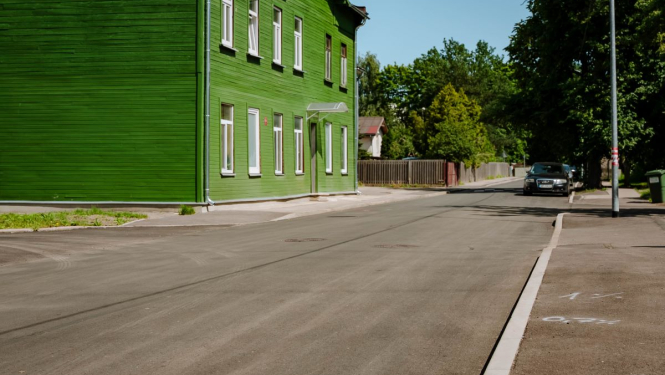 Asfaltēta iela Rīgā