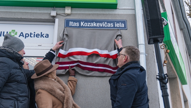 Atklāj Itas Kozakevičas piemiņas plāksni
