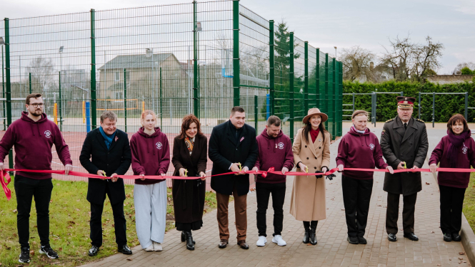 Atklāj Rīgas Dārzciema vidusskolas sporta laukumu