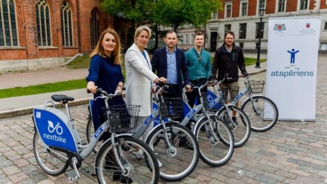 Cilvēki ar velosipēdiem