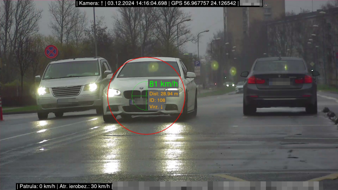 Auto pārsniedz ātrumu, rādās policijas datora ekrāns
