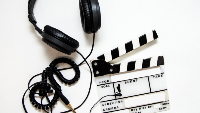 Austiņas un kino klape