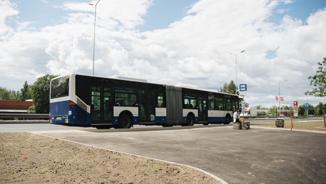 Autobuss pieturā