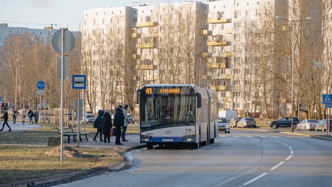 Autobuss pieturā uzņem pasažierus