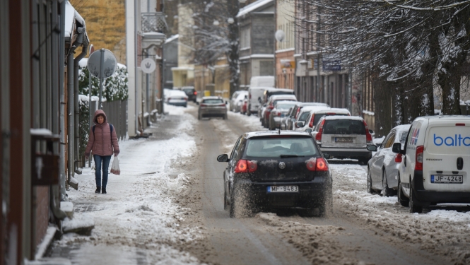 Ceļa malā stāv automašīnas