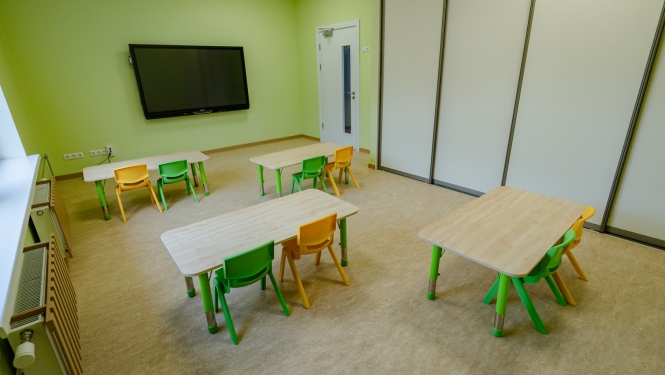 Bērnudārza grupiņa ar galdiem un krēsliem