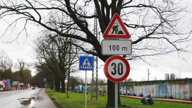 Ceļa zīme Uzmanību remonts
