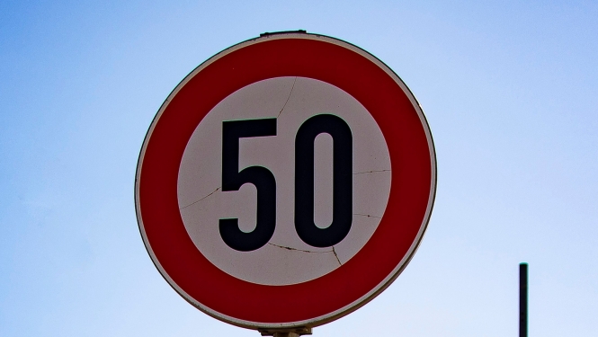 Ceļa zīme atļautais ātrums 50