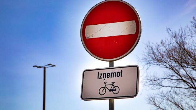 ceļa zīme iebraukt aizliegts
