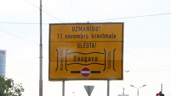 Ceļa zīme krastmala slēgta
