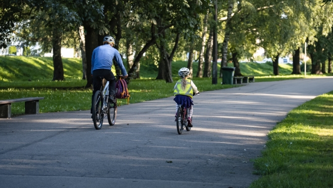 Cilvēki brauc ar velosipēdiem