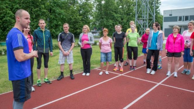 Cilvēki gatavojas sportot